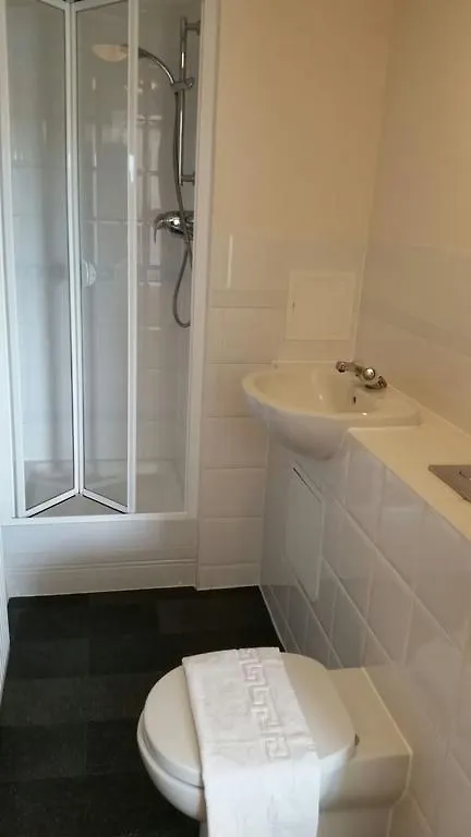 Howlands Bright 2 Bed 2 Bath Apartment Balcony With Views Over Town Crawley  Storbritannien