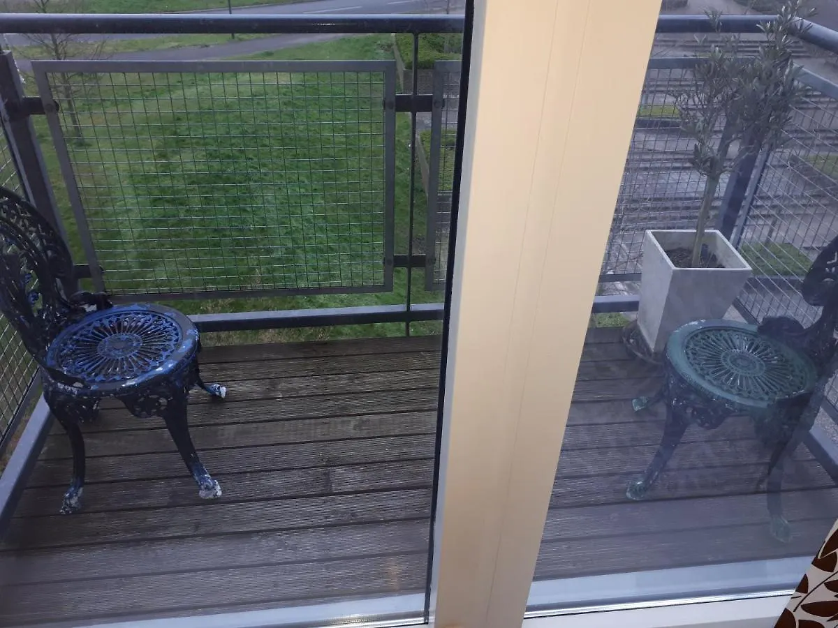 Howlands Bright 2 Bed 2 Bath Apartment Balcony With Views Over Town Crawley