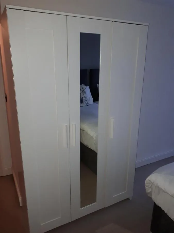 Howlands Bright 2 Bed 2 Bath Apartment Balcony With Views Over Town Crawley