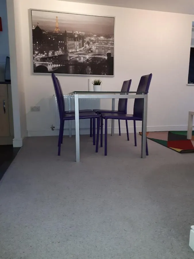 Howlands Bright 2 Bed 2 Bath Apartment Balcony With Views Over Town Crawley  0*, Crawley (West Sussex) Storbritannien