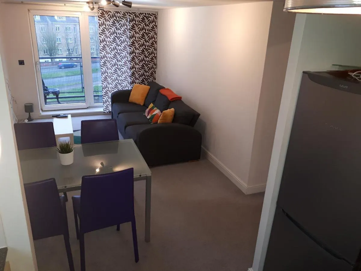 Howlands Bright 2 Bed 2 Bath Apartment Balcony With Views Over Town Crawley  0*, Crawley (West Sussex)